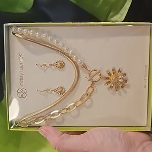 NWT/NIB DAISY FUENTES JEWELRY SET